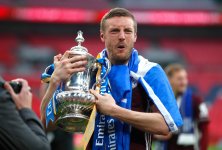 1_Jamie-Vardy-of-Leicester-City-celebrates-with-the-Emirates-FA-Cup-trophy.jpg