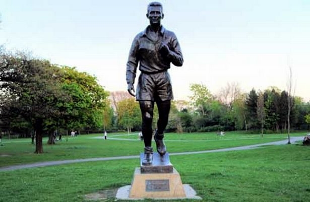 cloughie statue albert park.jpg