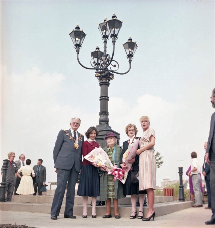 unveiling of the replica Five Lamps Thornaby in 1983 (Teesside Archives).jpg